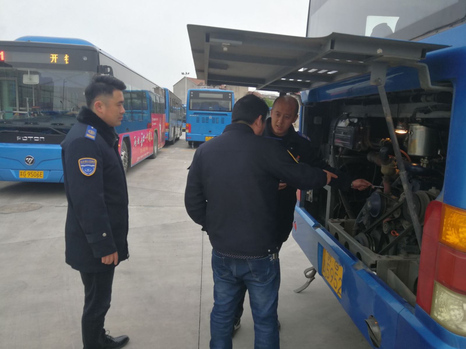 公交集團公交事業(yè)一部開展“安全生產、優(yōu)質服務”百日競賽聯合大檢查